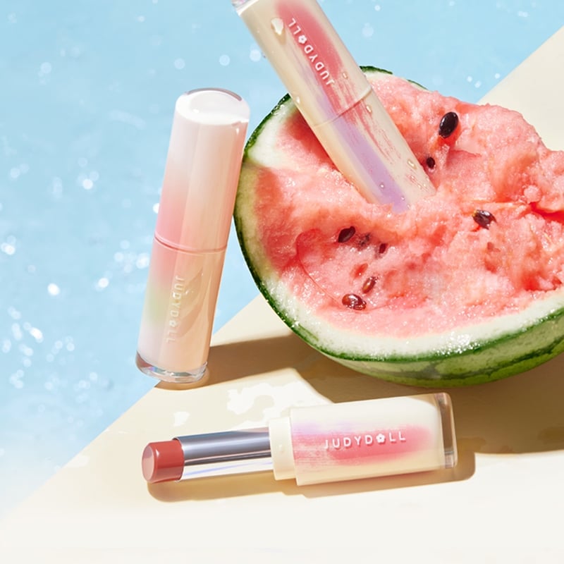 Son Dưỡng Có Màu Judydoll Watery Glow Lipstick 3g – Dưỡng Ẩm Sâu, Căng Mọng Mềm Mượt Tự Nhiên Son dưỡng có màu Judydoll Watery Glow Lipstick 3g là dòng son dưỡng thế hệ mới đến từ thương hiệu mỹ phẩm nổi tiếng Judydoll, mang đến giải pháp chăm sóc môi toàn diện cho đôi môi mềm mại, căng mọng và luôn tươi tắn suốt ngày dài. Với kết cấu son lỏng nhẹ, mỏng mịn, sản phẩm giúp dưỡng ẩm chuyên sâu mà không gây bết dính hay nặng môi. Chỉ cần một lần thoa nhẹ, son đã đủ bao phủ toàn bộ dưỡng chất, mang đến đôi môi mềm mượt và lên màu chuẩn tự nhiên, tạo cảm giác thoải mái, dễ chịu. Thiết kế tinh tế – sang trọng và đáng yêu Judydoll Watery Glow Lipstick sở hữu thiết kế hình trụ thon dài dễ cầm nắm, thân son mang tông trắng kem ngọt ngào xen lẫn sắc hồng tím như viên thạch anh lấp lánh. Thiết kế này không chỉ tạo ấn tượng về vẻ ngoài sang trọng, thanh lịch mà còn thể hiện sự trẻ trung, hiện đại – đúng với tinh thần của thương hiệu Judydoll hướng đến các cô gái năng động, yêu thích sự tự nhiên và tươi sáng. Bảng màu thời thượng, dễ dùng cho mọi dịp Bảng màu son Judydoll Watery Glow Lipstick hướng đến phong cách trendy và nhẹ nhàng, nổi bật với tone nude và những gam màu tự nhiên, phù hợp với học sinh, sinh viên, nhân viên văn phòng hoặc những ai yêu thích phong cách trang điểm “no makeup look”. Mỗi màu son đều mang lại cảm giác tươi tắn, dễ dùng và tôn da, phù hợp cho cả khi đi học, đi làm hay dạo phố. Công dụng vượt trội – Dưỡng ẩm sâu, khóa nước hiệu quả Son dưỡng có màu Judydoll Watery Glow Lipstick không chỉ là một thỏi son trang điểm mà còn là sản phẩm chăm sóc môi hoàn hảo. Với công thức giàu dưỡng chất, son giúp cấp ẩm chuyên sâu, giảm thiểu tình trạng khô nứt, bong tróc, đồng thời hình thành lớp màng bảo vệ giữ nước cho môi, giúp môi luôn mềm mại và căng mọng. Son còn có khả năng tăng độ đàn hồi cho môi, giúp làn môi trông tươi trẻ, mịn màng hơn. Hiệu ứng watery glow đặc trưng giúp đôi môi căng bóng như phủ lớp sương mỏng, phản chiếu ánh sáng nhẹ nhàng, mang lại vẻ đẹp tự nhiên và quyến rũ. Chất son mỏng nhẹ, lên màu chuẩn và bám tốt Judydoll Watery Glow Lipstick có kết cấu son lỏng nhẹ, dễ tán đều trên môi mà không gây vón cục hay loang màu. Khi thoa lên, son nhanh chóng tiệp vào môi, tạo cảm giác mềm mại và ẩm mượt tức thì. Chất son bám tốt, giúp màu lên chuẩn và giữ được độ tươi sáng trong nhiều giờ. Với hiệu ứng bóng nhẹ và khả năng phản sáng tự nhiên, đôi môi trông căng mọng và rạng rỡ suốt cả ngày. Độ bóng và khả năng dưỡng cao cấp Điểm nổi bật nhất của son dưỡng Judydoll chính là khả năng dưỡng ẩm và duy trì độ bóng tự nhiên vượt trội. Nhờ công nghệ khóa ẩm thông minh, son tạo nên lớp màng dưỡng ẩm mỏng nhẹ, giúp môi luôn giữ được độ mềm mượt, bóng khỏe mà không gây cảm giác nặng hay nhờn dính. Hiệu ứng bóng nhẹ nhàng giúp đôi môi trông căng tràn sức sống mà vẫn giữ được vẻ tự nhiên, không bóng loáng quá mức. Cách sử dụng linh hoạt – Vừa dưỡng vừa làm son nền Son dưỡng có màu Judydoll Watery Glow Lipstick có thể được sử dụng như một thỏi son dưỡng hằng ngày giúp cấp ẩm và làm mềm môi tức thì, hoặc làm lớp nền dưỡng ẩm trước khi thoa son lì để giúp son lên màu mịn đẹp, không bị khô. Với kết cấu mỏng nhẹ và màu sắc tự nhiên, bạn cũng có thể dùng riêng sản phẩm để tạo lớp son nhẹ nhàng cho những ngày không trang điểm. Trải nghiệm đôi môi ẩm mượt và rạng rỡ mỗi ngày Judydoll Watery Glow Lipstick là lựa chọn hoàn hảo cho những ai yêu thích vẻ đẹp tự nhiên, nhẹ nhàng nhưng vẫn muốn đôi môi luôn căng mọng và tràn đầy sức sống. Chỉ với một thỏi son nhỏ gọn, bạn đã có thể vừa dưỡng, vừa làm đẹp cho môi một cách nhanh chóng và tiện lợi. Sản phẩm phù hợp với mọi loại da, đặc biệt là những người có môi khô, dễ nứt nẻ hoặc thường xuyên sử dụng son lì. Son Dưỡng Có Màu Judydoll Watery Glow Lipstick 3g